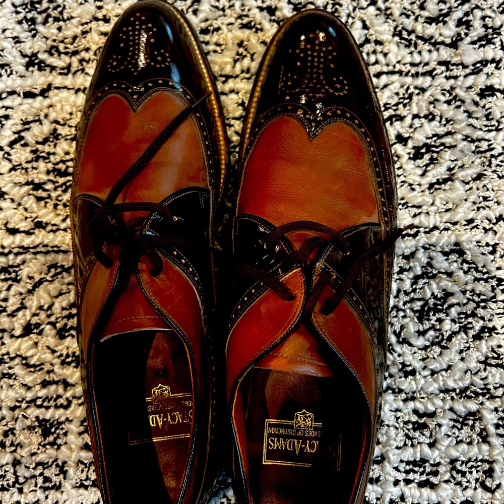 Classic Stacy Adams two tone dress shoes!  Size: 11 B